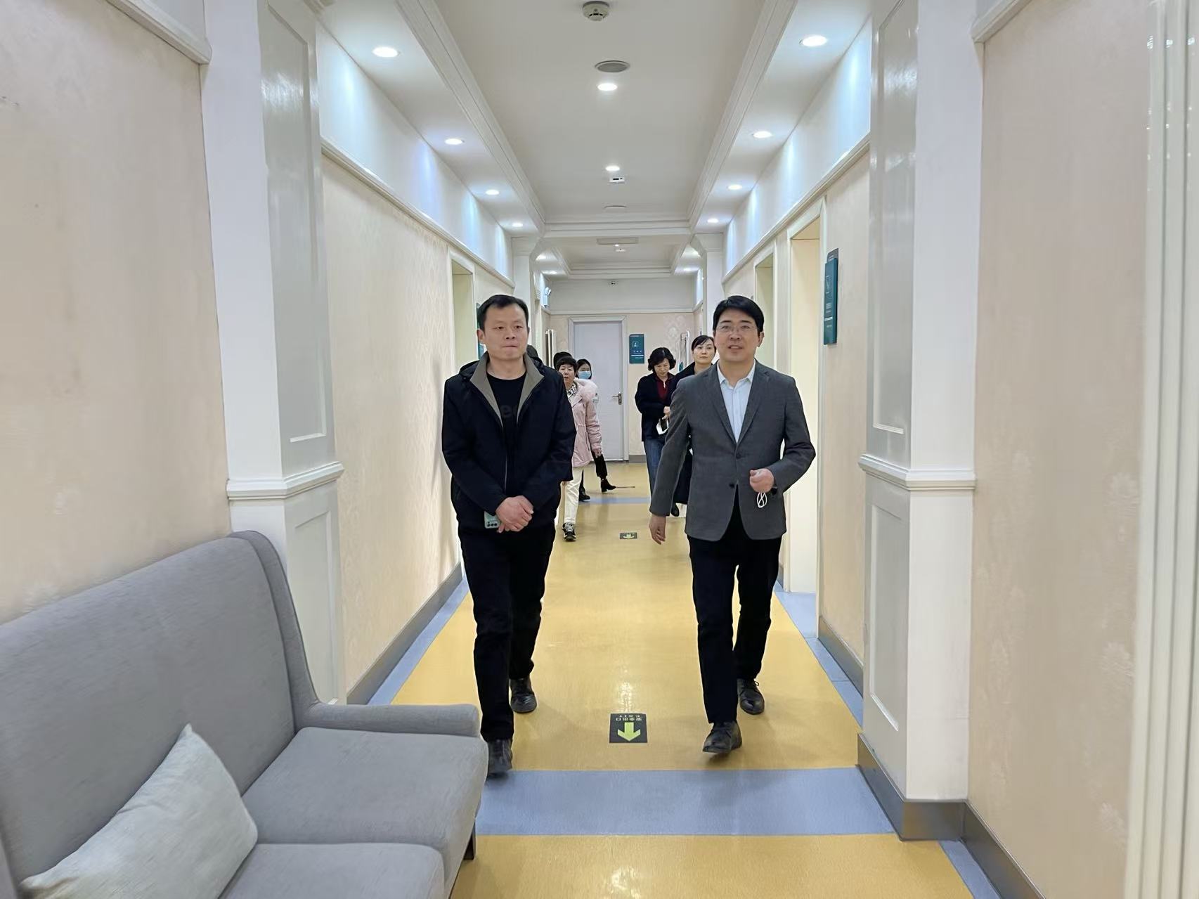 卢邦在医院临床区域参加交流