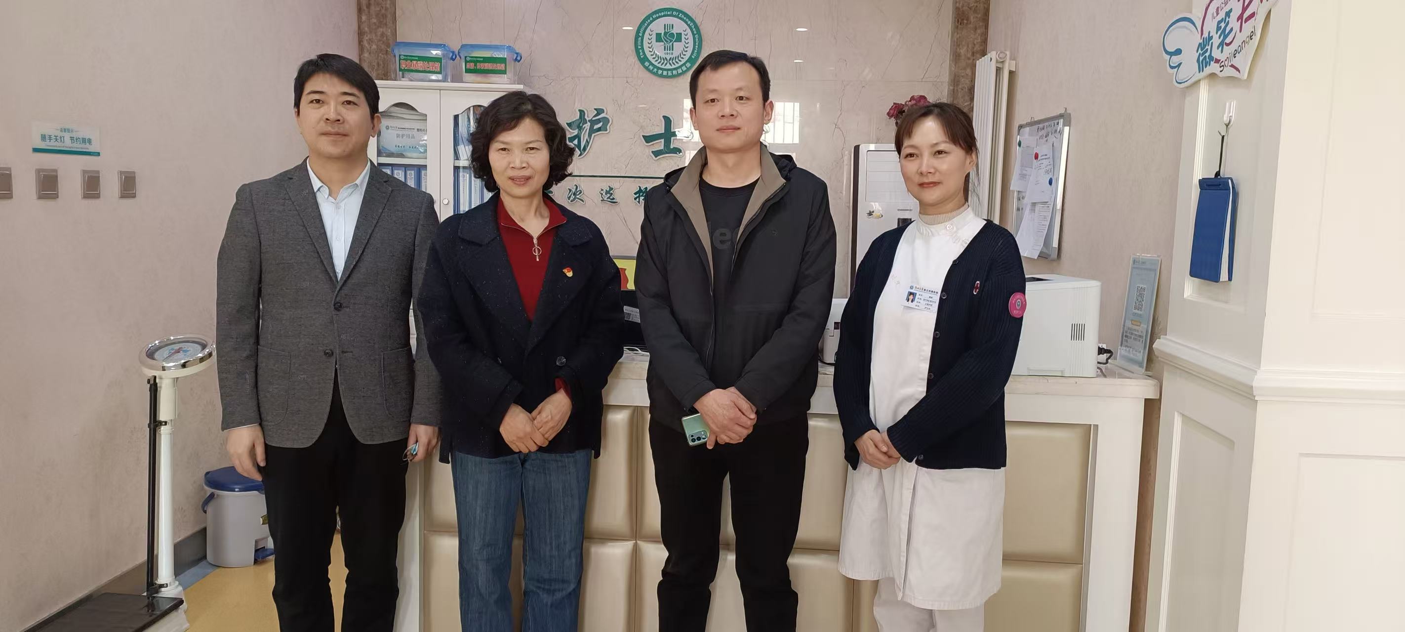 卢邦与医疗团队在临床区域交流合影