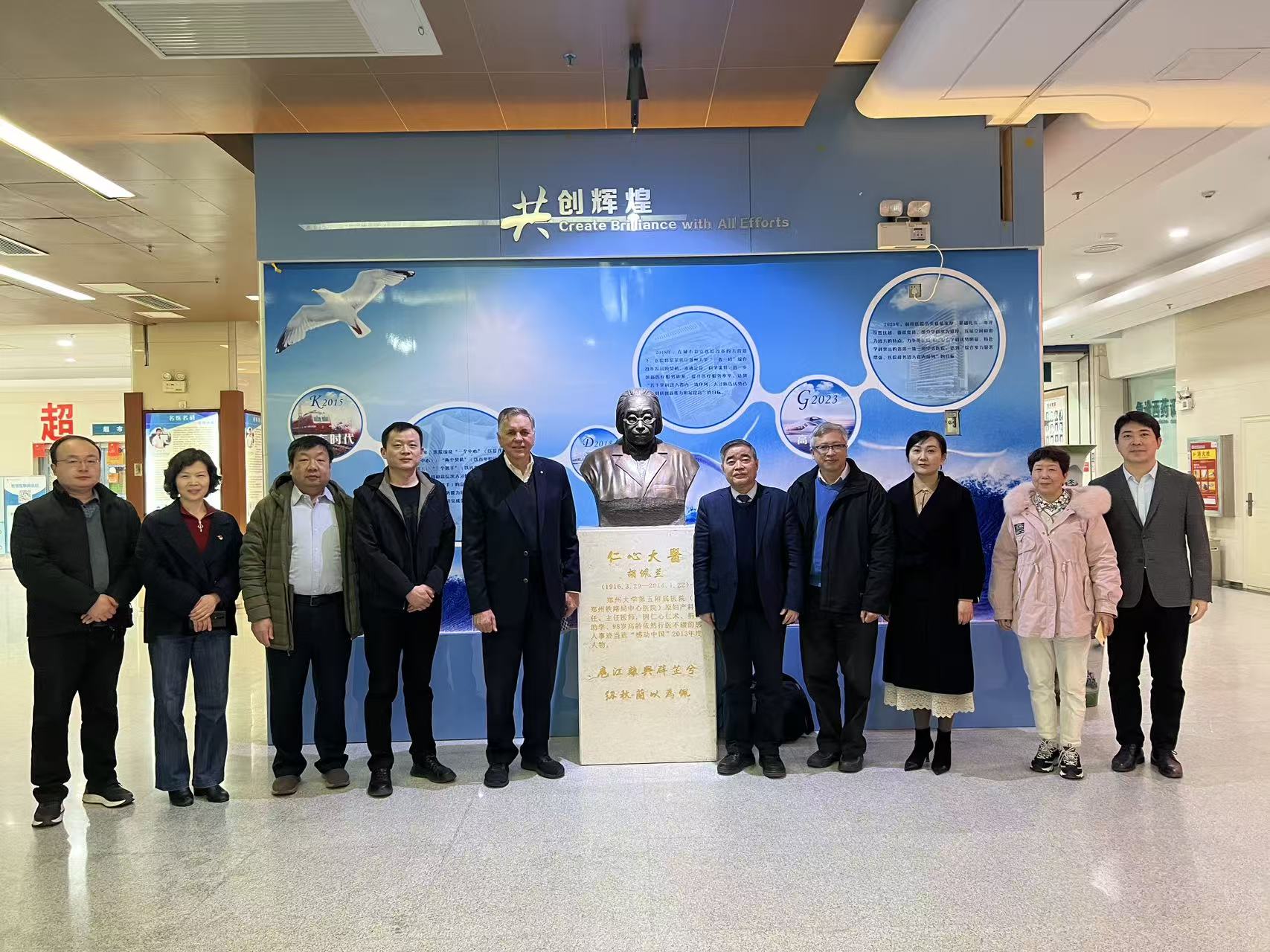 卢邦在医院医学历史展示区参加专业交流